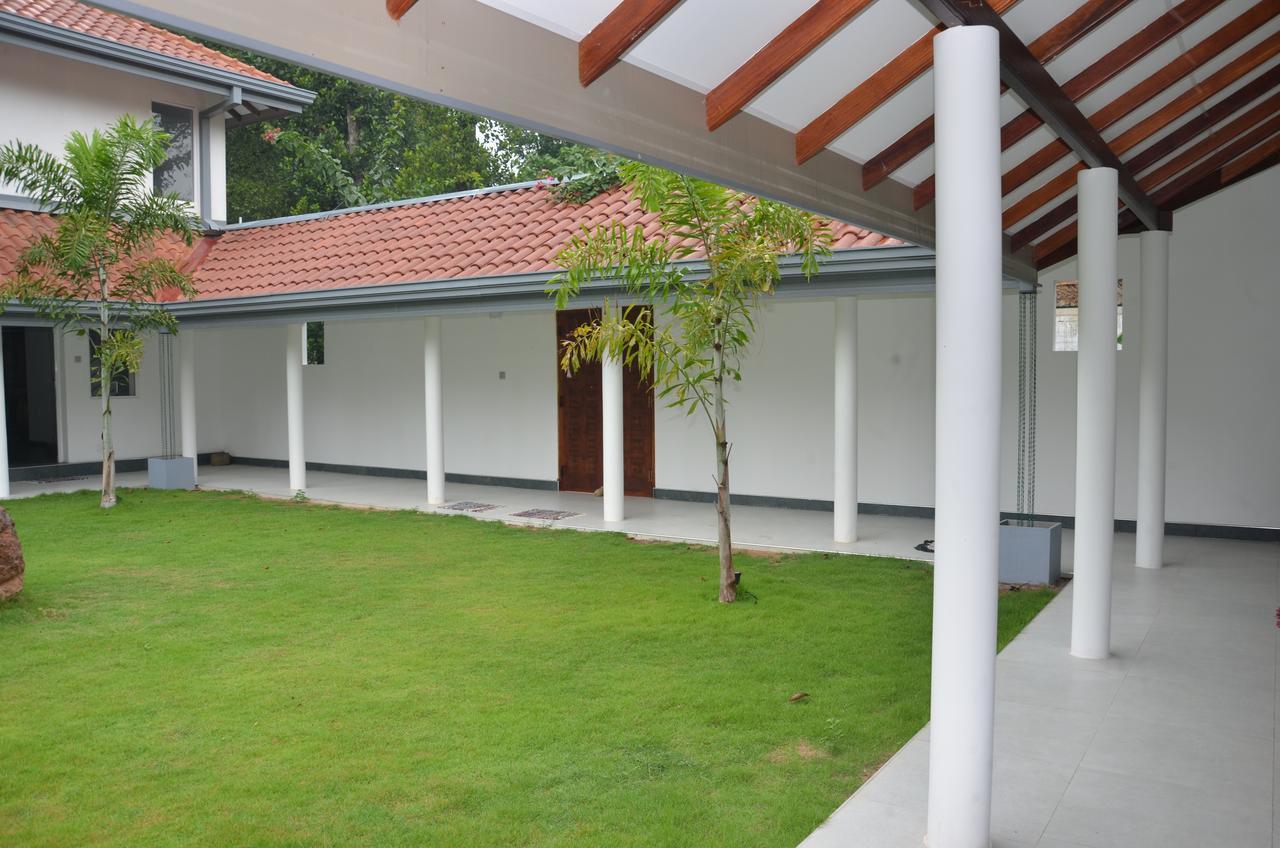 Anuhas Airport Villas Katunayaka Esterno foto